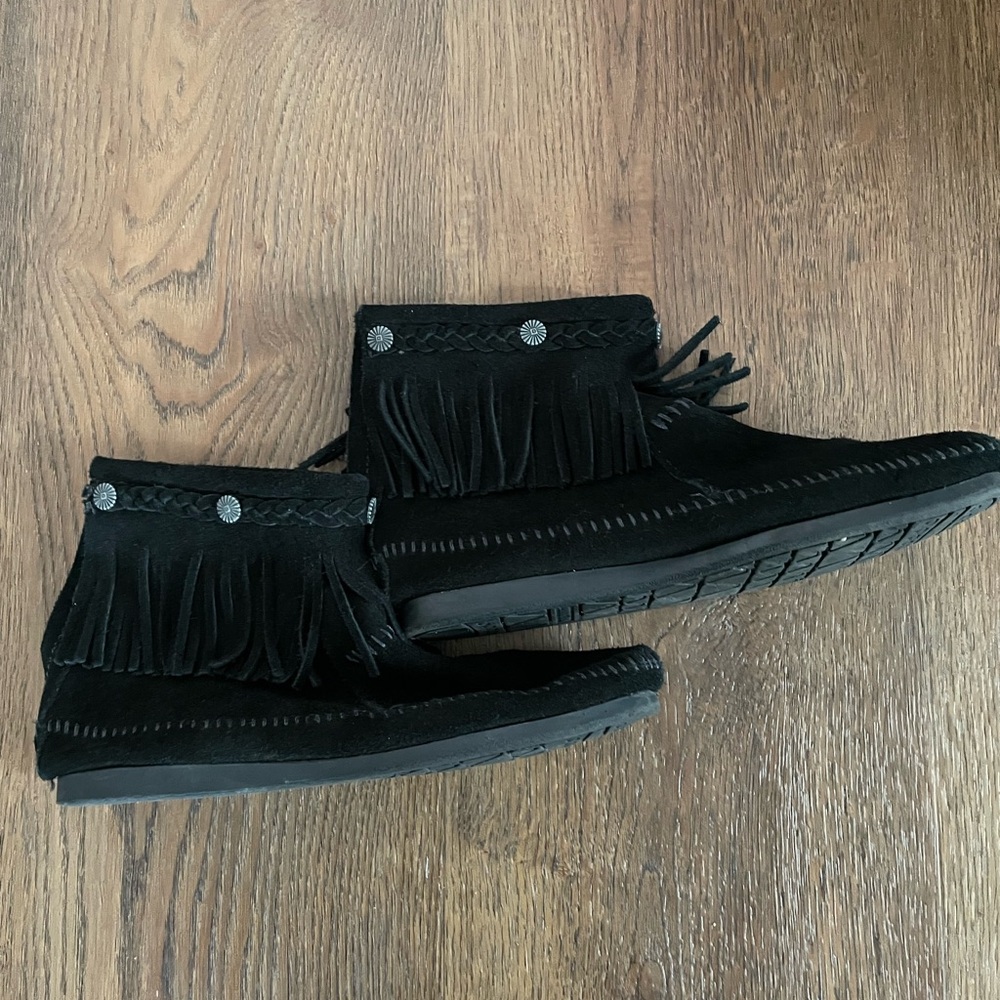 Minnetonka High Top Back-Zip Black Fringe Moccasin Boots - Picture 5 of 6